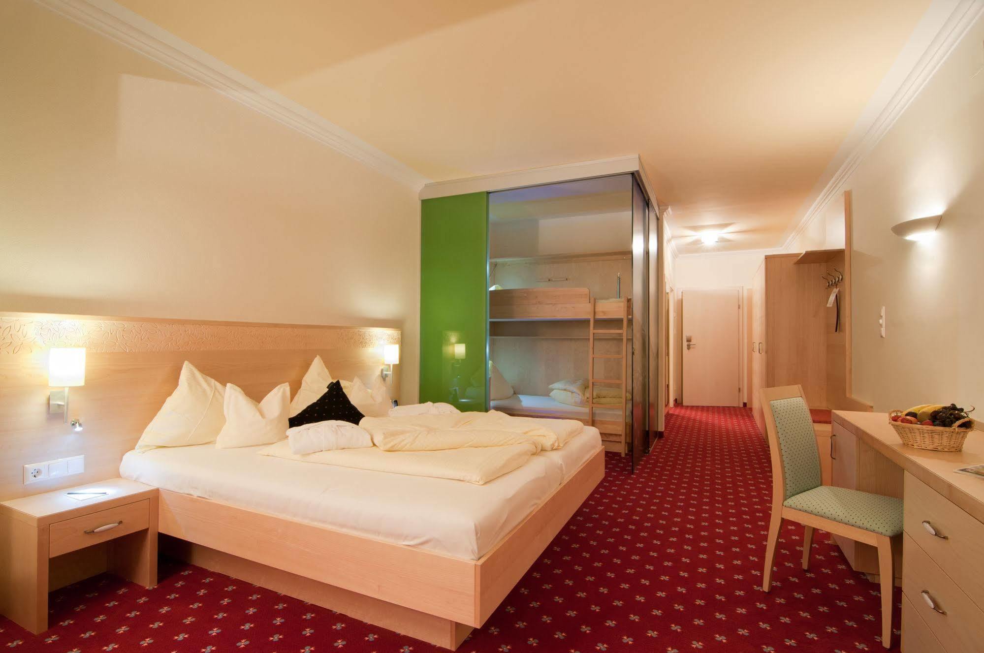 Family & Sporthotel Kaerntnerhof باد كلينكيرشهايم المظهر الخارجي الصورة